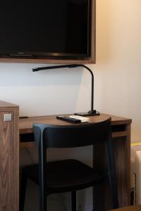 東京的住宿－貝爾蒙酒店，一张桌子,上面有椅子和一台电视
