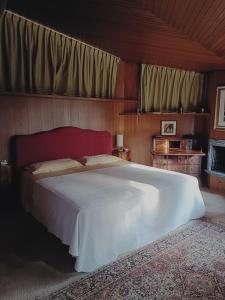 ein Schlafzimmer mit einem großen weißen Bett und einem Teppich in der Unterkunft Chez Queen B&B in Lurate Caccivio