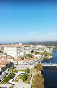 vista su una città con un fiume e su edifici di Mar&Sal Vila do Conde a Vila do Conde