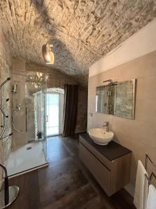 ein Badezimmer mit einer Dusche, einem Waschbecken und einer Badewanne in der Unterkunft MC 1640 in Quasani
