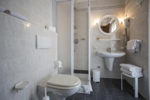 Bilik mandi di Hotel Alberello