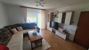 sala de estar con sofá y mesa en Apartment Dolic, en Livno