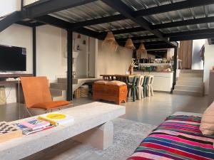 uma sala de estar com um sofá e uma mesa com cadeiras em Loft familial avec grand jardin verdoyant em Paris