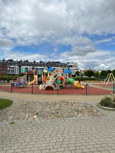 een speeltuin met een waterpark met een glijbaan bij Apartament Widokowy Zamkowa in Tczew