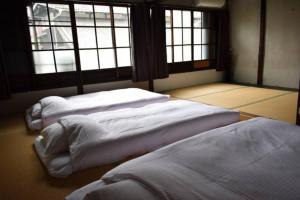 Postel nebo postele na pokoji v ubytování 【利灸ゲストハウス】3 mins walk to Kyoto station! Unique house！ + 34 fotografií