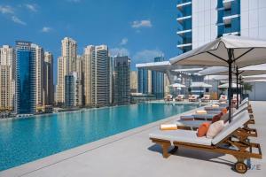 Bazén v ubytování Spectacular 1BR at Vida Residences Dubai Marina by Deluxe Holiday Homes nebo v jeho okolí