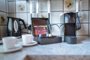 eine Küchentheke mit Kaffeemaschine und 2 Tassen in der Unterkunft Ferienwohnungen Eckart in Altenmarkt im Pongau