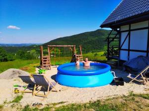 un homme dans une piscine sur une aire de jeux dans l'établissement Wyspa Zdarzeń - klimatyczny dom w sercu natury!, à Żmiąca