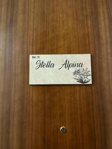 un cartel en una puerta que dice Stella Antipula en Stella Alpina, en Tarvisio