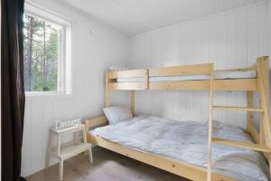 een slaapkamer met 2 stapelbedden en een raam bij Cabin in Malangen in Mestervik