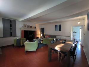 ein Wohnzimmer mit einem Tisch und einem Sofa in der Unterkunft Le Clos Loisel Maison ancienne et jardin bucolique in Blay
