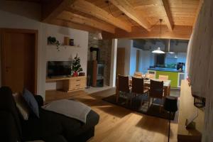ein Wohnzimmer mit einem Sofa und einem Tisch sowie eine Küche in der Unterkunft Magic Birkenweg in Scharnstein