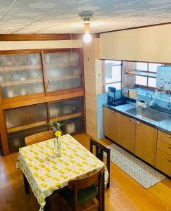 Köök või kööginurk majutusasutuses Yubara Hot Springs - Beautiful Riverside Hideaway