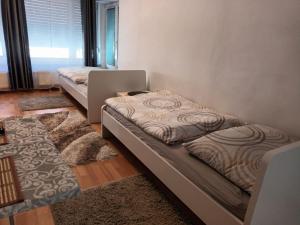 2 Etagenbetten in einem Zimmer mit Teppichen in der Unterkunft Privat Zimmer KF in Knittelfeld