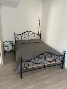 a black bed in a bedroom with a floor at Gîte à la campagne in Beaux