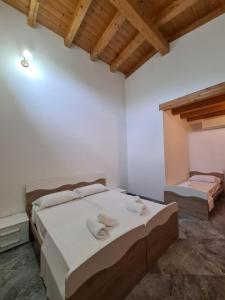 1 dormitorio con 2 camas en una habitación con techos de madera en Agriturismo Ca Novak Venezia, en Spinea