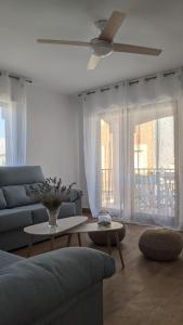 sala de estar con sofá y ventilador de techo en CABALLITO DE MAR, en Los Alcázares