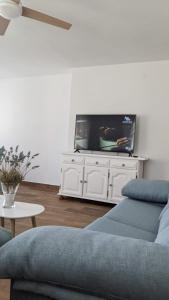 a living room with a couch and a tv at CABALLITO DE MAR in Los Alcázares