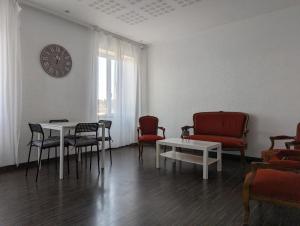 Le Thannois - appartement 2 chambres, salon, cuisine équipée, parking et wifi gratuit tesisinde bir oturma alanı