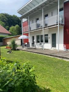 ein Haus mit einer Terrasse und einem Rasen davor in der Unterkunft Magic Birkenweg in Scharnstein