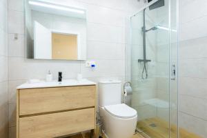 uma casa de banho com um WC, um chuveiro e um lavatório. em Bieti Castellon em Castellón de la Plana