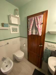 a small bathroom with a toilet and a sink at Casa Margherita in Florence