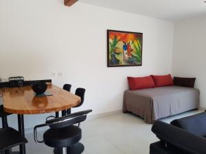 Habitación con mesa, cama y escritorio. en "La MAISON DE DANA" ENTRE ST MALO & MT ST MICHEL avec Piscine privative, en Epiniac