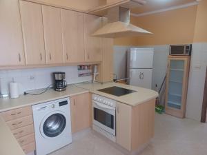 a kitchen with a washing machine and a refrigerator at APARTAMENTO VIGO CAMELIAS CENTRO in Vigo