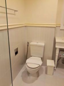 een badkamer met een wit toilet en een wastafel bij Summer Hua Hin in Hua Hin