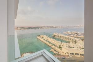 uma vista para a praia e para o oceano a partir de um edifício em Four Points by Sheraton Jeddah Corniche em Jeddah