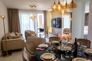 sala de estar con mesa de comedor y sillas en Villa Nina - Apartments with pool near the sea en Rabac