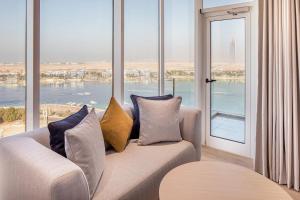 吉達的住宿－Four Points by Sheraton Jeddah Corniche，带沙发和大窗户的客厅
