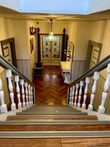 una escalera en una casa con escalera en Boutique Hotel Postgården en Holsted