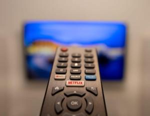 une télécommande assise devant une télévision dans l'établissement Royal Blue Deluxe, à Vienne