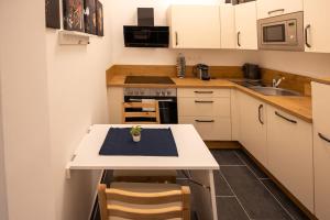 - une petite cuisine avec une table blanche et une plante dans l'établissement Royal Blue Deluxe, à Vienne 12 autres photos