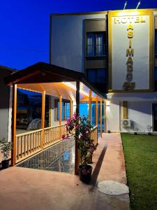 un hotel con gazebo di fronte a un edificio di Asimado Hotel a Antalya (Adalia)