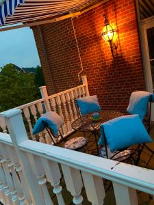 - un balcon avec une table et des chaises sur une terrasse couverte dans l'établissement Boutique Hotel Postgården, à Holsted