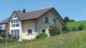 una casa en la cima de una colina con flores en B&B Quartenoud, en Treyvaux