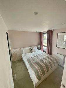 a bedroom with a bed and a window in it at Modern 1 King Size Apartment in Angel near canal in London