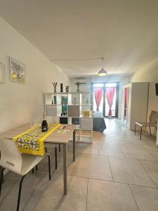 een woonkamer met een tafel en een eetkamer bij Il Guernico appartamenti in Volterra