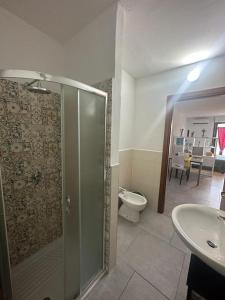 een badkamer met een douche, een toilet en een wastafel bij Il Guernico appartamenti in Volterra