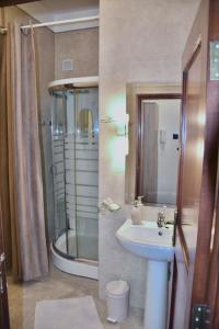 y baño con lavabo y ducha. en Apartment in Belgrade with small parking space, en Belgrado