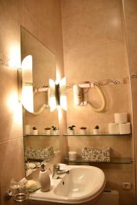 een badkamer met een wastafel en een spiegel bij Apartment in Belgrade with small parking space in Belgrado