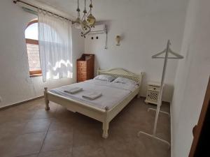 a bedroom with a bed and a dresser and a window at Vila Seascape in 2 Mai