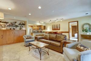 a living room with a couch and a table at Cm336 Copper Mtn Inn Condo in Copper Mountain