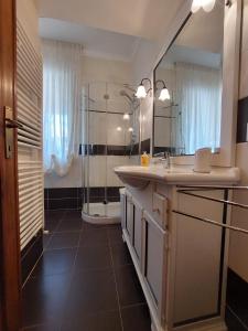 een badkamer met een wastafel en een douche bij LA CASINA DI LAURA in Follonica