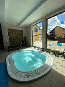 韋巴的住宿－Arena Slonca，带大窗户的客房内的热水浴池