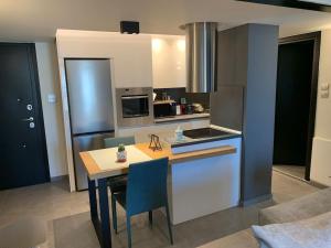 Η κουζίνα ή μικρή κουζίνα στο Above & Beyond Volos City Center Luxury Redefined