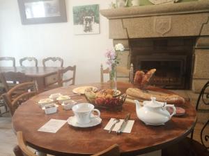 GuilliersHORTENSE的一张木桌,上面有茶具