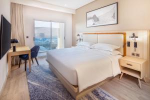 Voodi või voodid majutusasutuse Four Points by Sheraton Jeddah Corniche toas